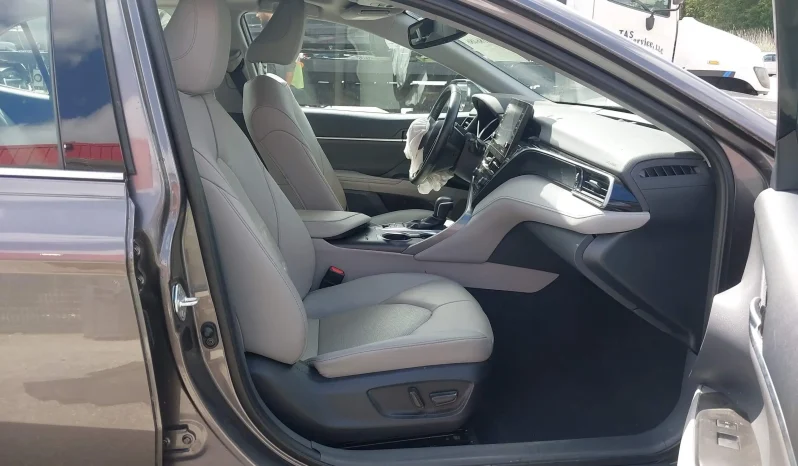 
								Toyota Camry Hybrid full									