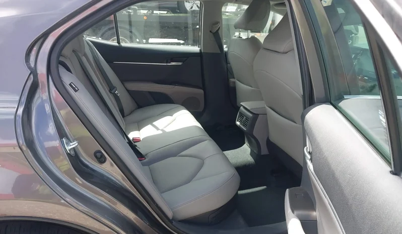 
								Toyota Camry Hybrid full									
