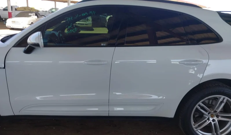 
								Porsche Macan full									